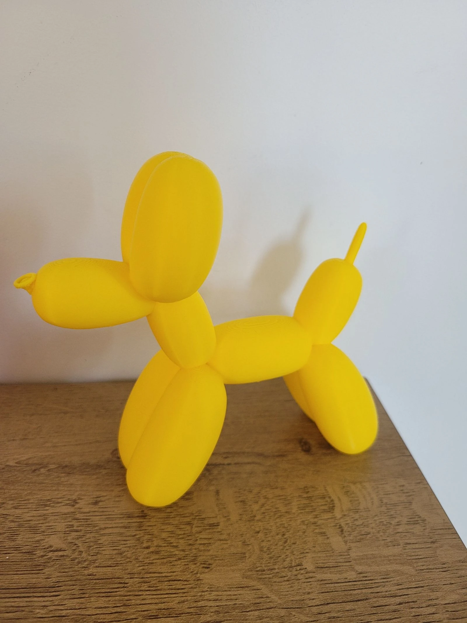 Chien ballon décoratif jaune – Impression 3D moderne